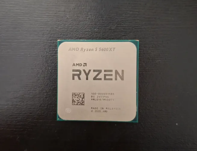 AMD Ryzen 5 5600XT (Soquete AM4, 6 núcleos / 12 threads).