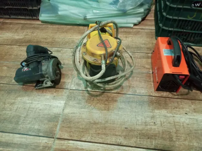 Um compressor de ar direto uma máquina de solda mini uma Serra mármore Bosch em perfeito