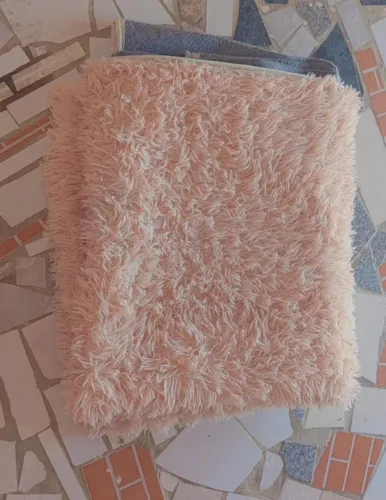 Vendo tapete grande peludo tamanho 1.04X 2.0 M bem conservado