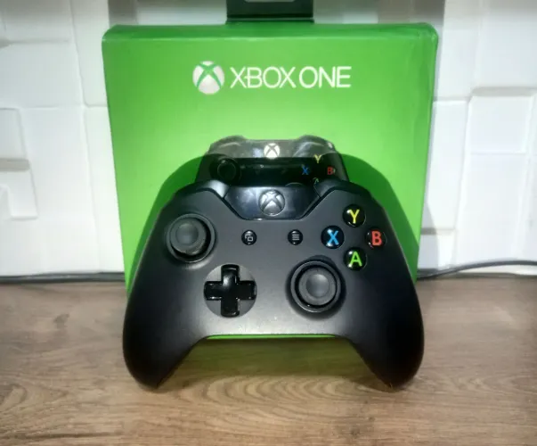 Controle Original Sem Fio Xbox Wireless Controller (Com Caixa, Manuais e Berço Originais)