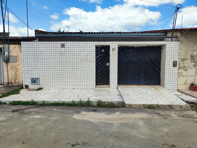 CASA SUPER BEM LOCALIZADA NO ARATURI