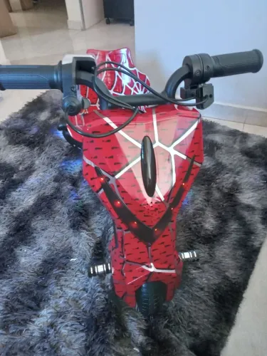 Moto elétrica homem aranha