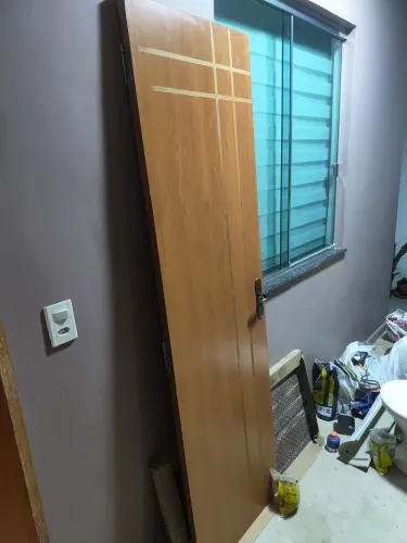 Porta de banheiro com fechadura e dobradiças