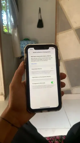 iPhone XR cor branco vendo ou troco