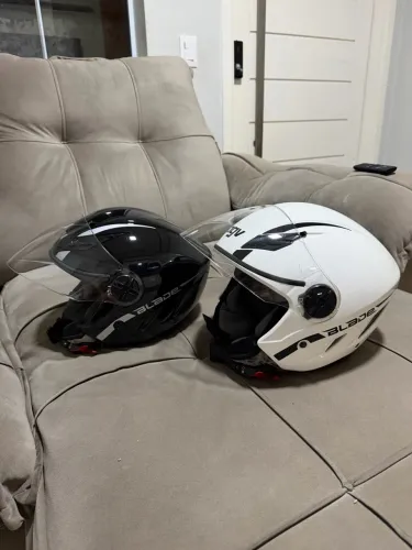 Vendo Agv monocolor , 3.500 nos 2 capacetes !!