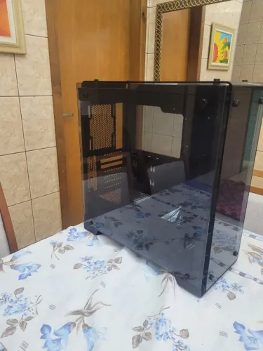 Gabinete mid-tower ATX Crystal Series? 570X RGB