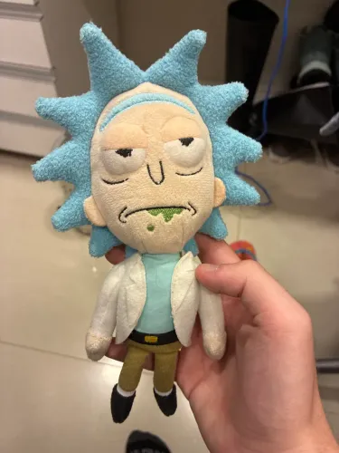 Boneco de pelúcia Ricky de Ricky and Morty