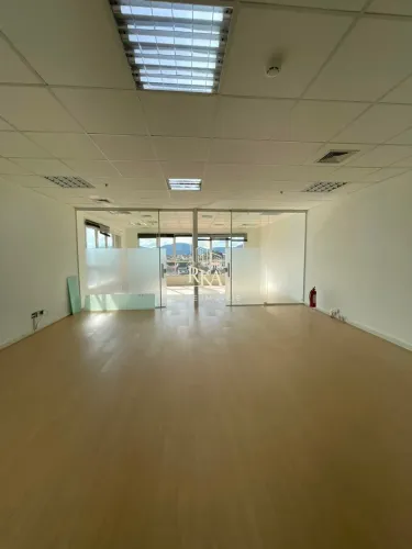 Sala comercial com 84m² e 2 vagas à venda e locação no condomínio Alpha Square M