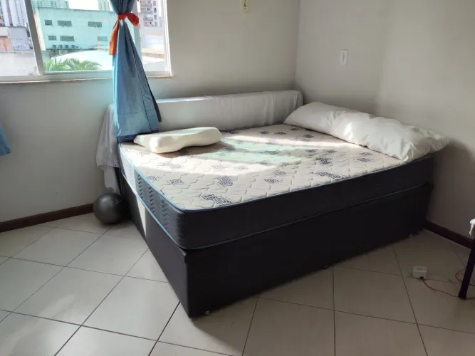 Cama de casal com colchão e baú
