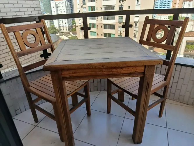 Mesa e cadeiras rústicas
