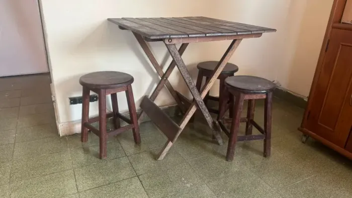 Mesa de madeira abre e fecha com 4 banquetas