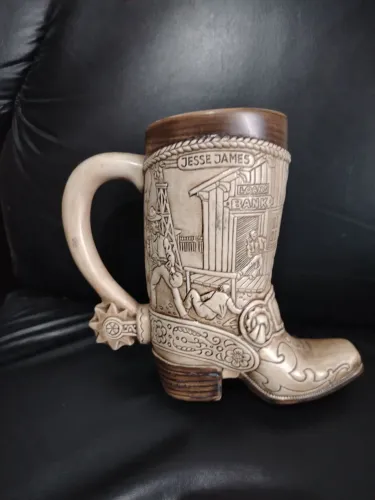 Caneca de Porcelana em Formato de Bota cheia de detalhes, década de 1980