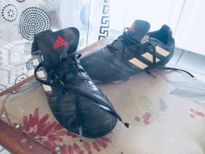 Chuteira Adidas infantil. ?35