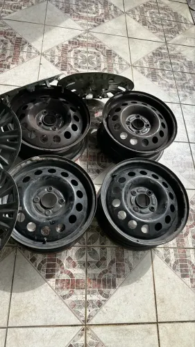 Jogo de rodas de ferro originais aro 15 + calotas - New Fiesta