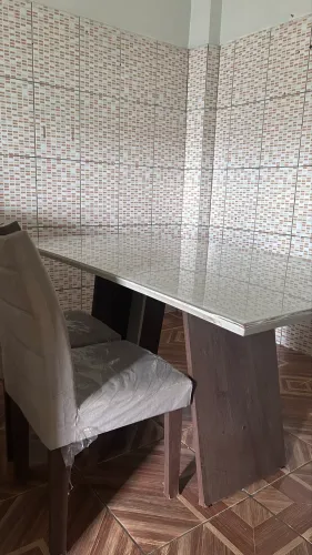 Vendo mesa em perfeito estado obs: apenas duas cadeiras