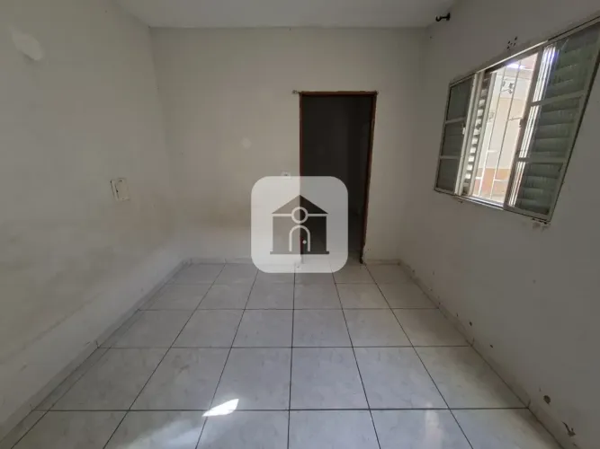 Casa de fundo para locação no bairro Planalto