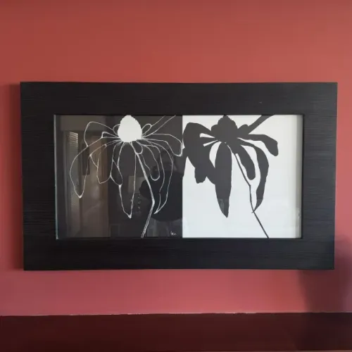 Quadro contemporâneo flor PB - Com moldura de madeira e vidro