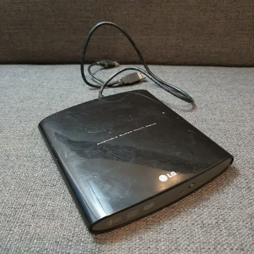 Leitor de CD/DVD externo portátil da marca LG.