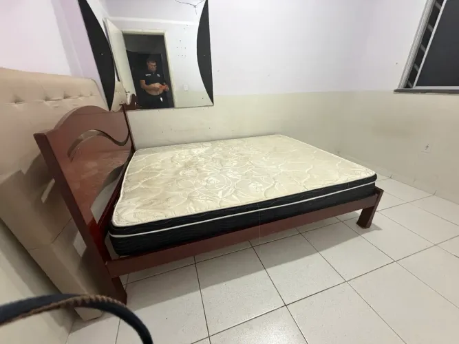Cama madeira, colchão e geladeira combo