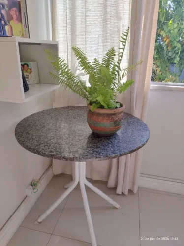 Mesa Redonda Compacta Com Tampo de Granito e Base de Metal