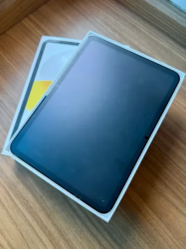 iPad 10ª Geração 64GB Wi-Fi Prateado + Capa Teclado + Caneta + Suporte Átomo