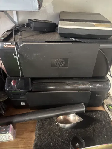 2 impressoras Hp. Uma liga e da sinal e a outra nao