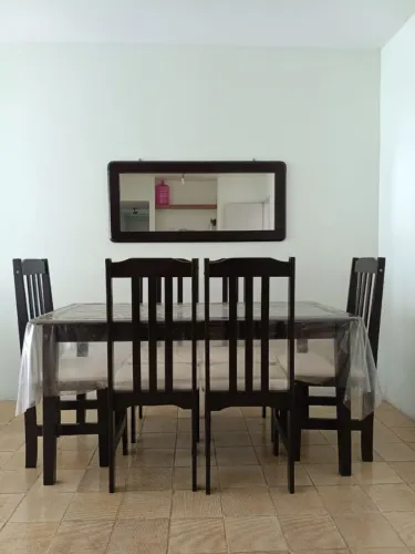 Vendo mesa com 6 cadeiras