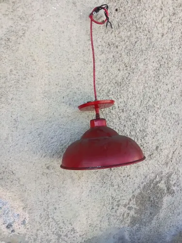 Conjunto com duas luminárias retro na cor vermelha 
