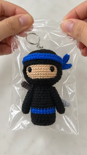 Chaveiro Ninja Amigurumi de Crochê Artesanal 12cm Preto e Azul para Mochila