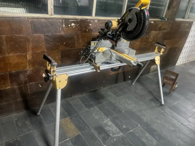 Serra Meia Esquadria DeWALT com Bancada.