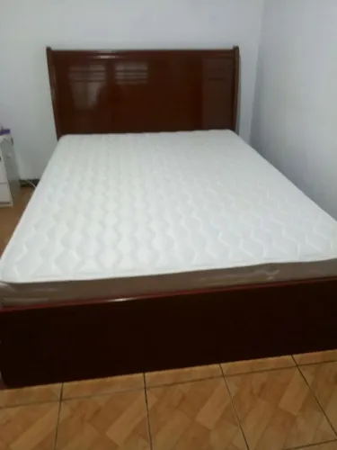 Cama de madeira invernizada muito reforçada, com colchão novo