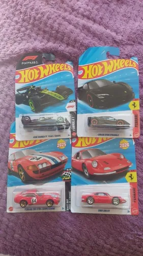 Lote 4 miniaturas Hotwheels c/Ferrari