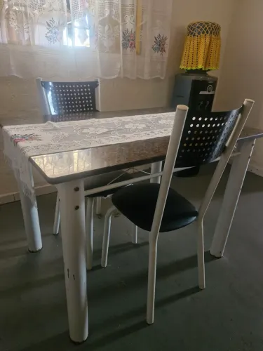 Mesa de Marmore/ Duas cadeiras