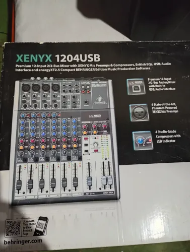 Mesa de som Behringer 1204