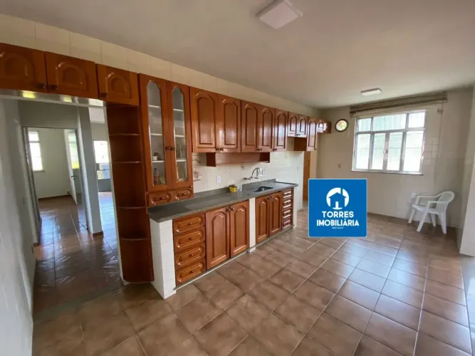 Sobrado com 2 quartos com garagem e terraço na rua da Caminhada