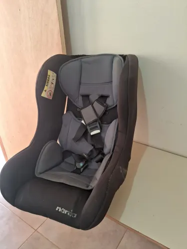 Cadeirinha de bebê para carro da marca Nania.