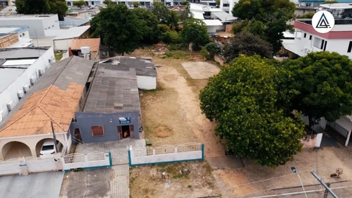 2100 m2 no centro da cidade. 