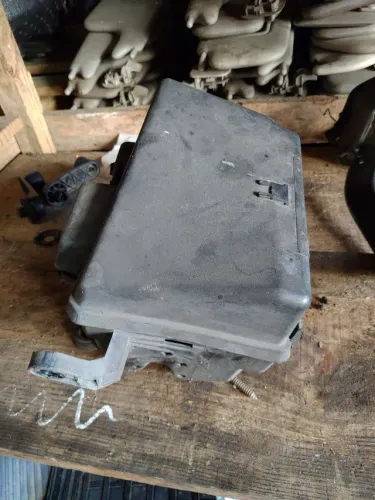 Caixa plástica na bsm Peugeot 206 2002