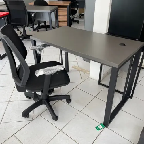 Mesa 1,10m na cor chumbo pés estilo metalon tampo 30mm