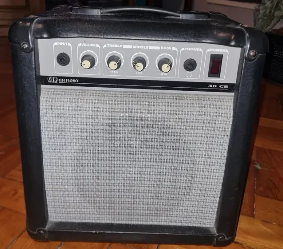 Baixei! Amplificador Thor 30 CB 30W para contrabaixo guitarra teclado