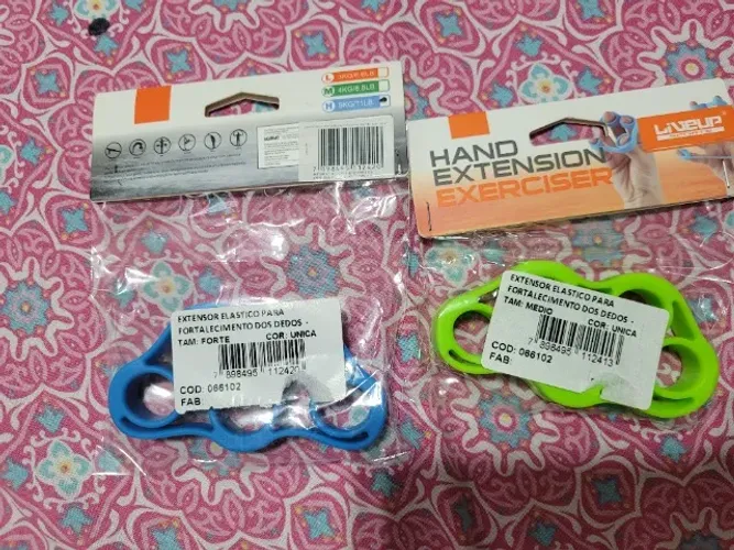 Extensor elástico para fortalecimento dos dedos médio e forte