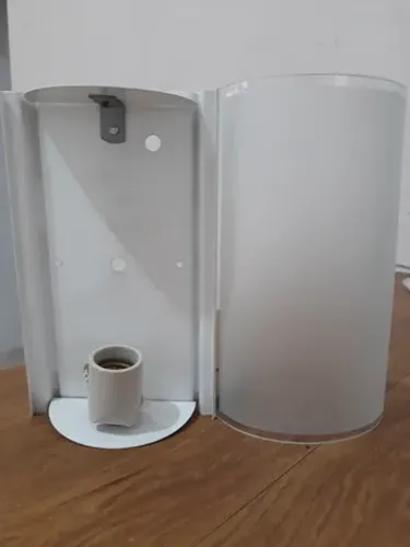 4 Luminárias de parede em alumínio branco e vidro jateado.