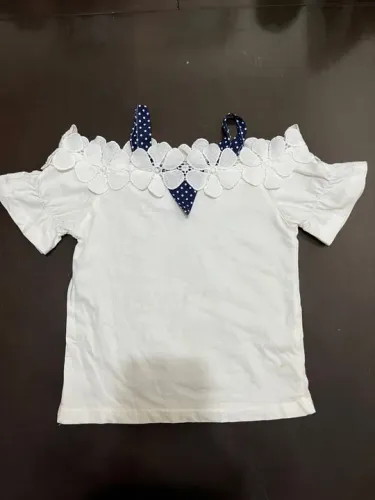 Blusa branca com renda para menina