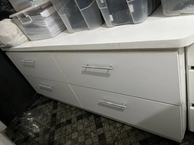 Móvel com 4 gavetas em MDF usado 