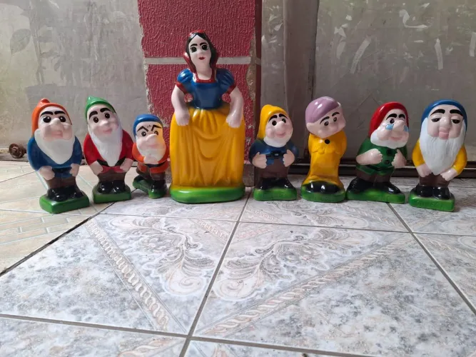 Artesanato em cerâmica branca envernizado