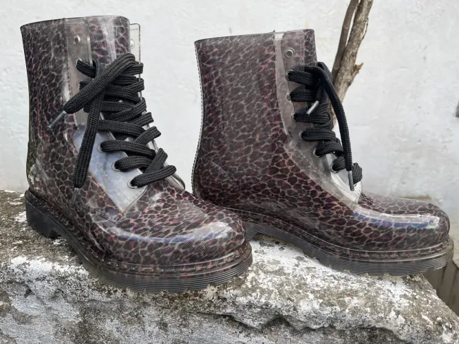 Bota nova nunca foi usada..muito estilosa pra usar com qualquer look?