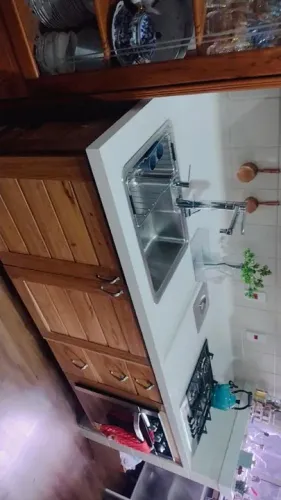 Bancada pia e Cooktop em quarto branco. Balcão em mármore ou granito 