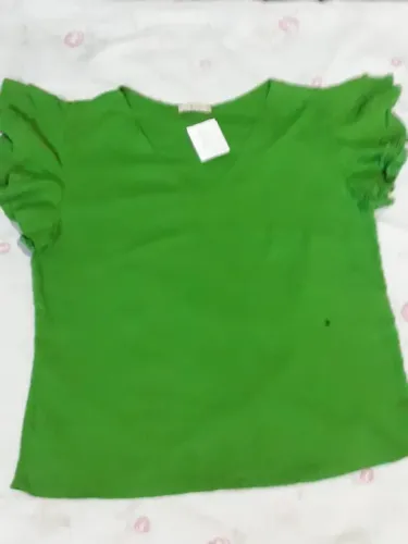Blusa feminina na embalagem.
