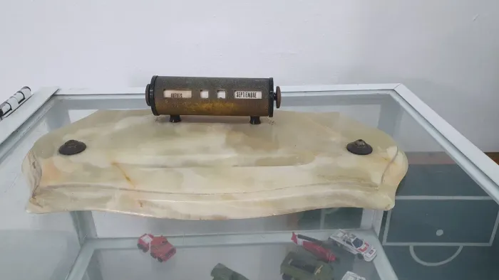 Calendário de Mesa Antigo em Mármore