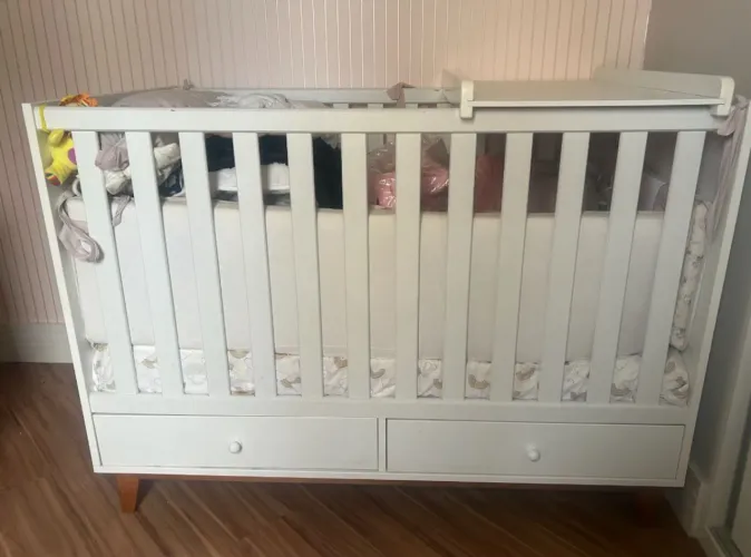Berço Tok&Stok com colchão e trocador